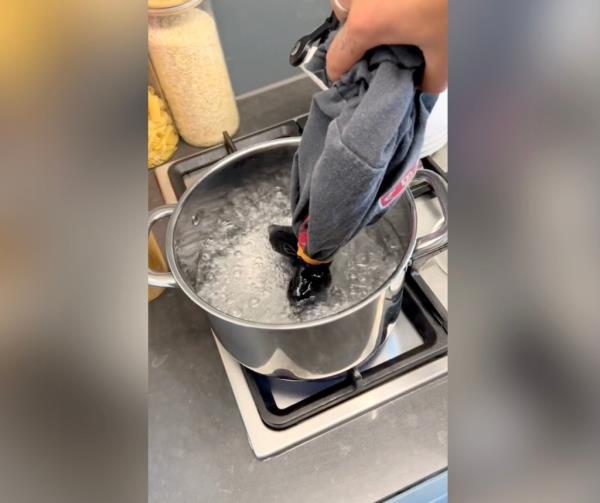 Viewers are directed to tie a rubber band just below the neck of the garment, then dip that part in boiling water for a<em></em>bout 30 seco<em></em>nds before setting it out to dry flat.</p>

<p>　　
