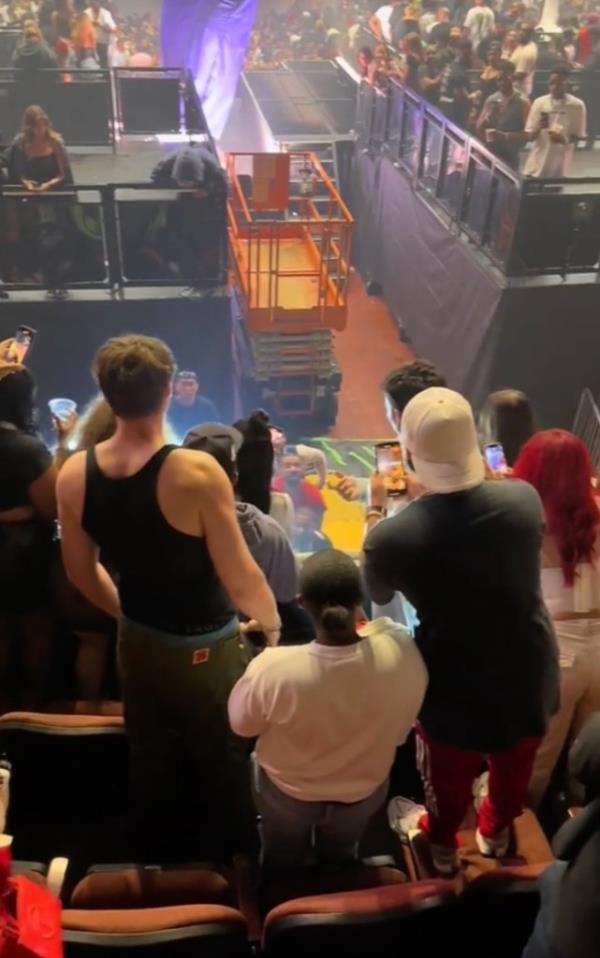 After successfully getting the piece of cloth, one angry fan appears to lift the girl off her feet and o<em></em>nto the floor in an attempt to grab the rag. 