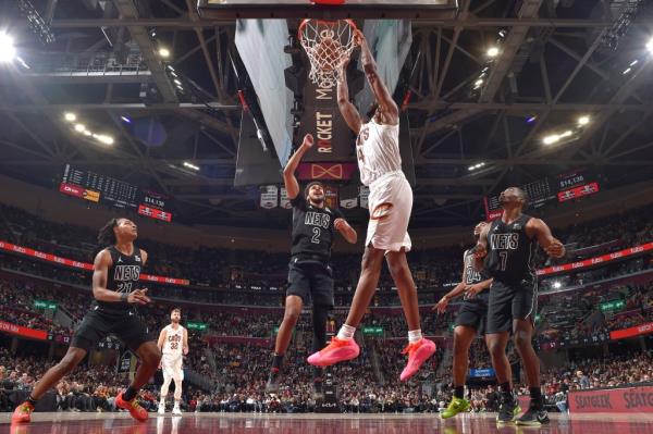 Evan Mobley, who scored a team-high 23 points, slams home a dunk during the Nets' 105-100 loss to the Cavaliers on Nov. 9, 2024.