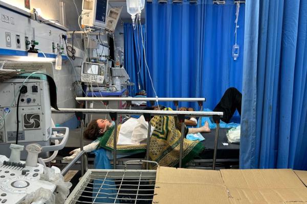 Patients receive treatment at Al-Shifa hospital in Gaza City on Nov. 10, 2023, amid o<em></em>ngoing battles between Israel and the Palestinian Hamas movement. 