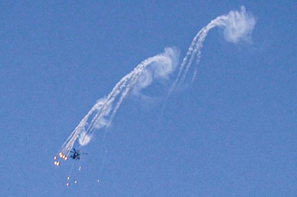 An Israeli Air Force attack helicopter releases flares during a flyover above the Gaza Strip on April 14, 2024 amid o<em></em>ngoing battles in the Palestinian territory between Israel and the militant group Hamas. (Photo by AFP) (Photo by -/AFP via Getty Images)</p>

<p>　　PALESTINIAN-ISRAEL-CONFLICT