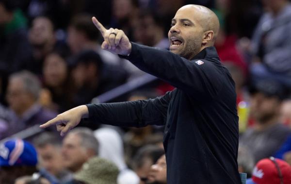 Jordi Fernandez shouts out instructions during the Nets' loss to the 76ers.
