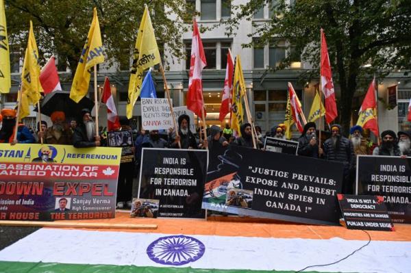 Demo<em></em>nstrators holding flags and signs protest outside India's consulate, a week after Canada's Prime Minister Justin Trudeau raised the prospect of New Delhi's involvement in the murder of Sikh separatist leader Hardeep Singh Nijjar, in Vancouver, British Columbia, Canada September 25, 2023. REUTERS/Jennifer Gauthier