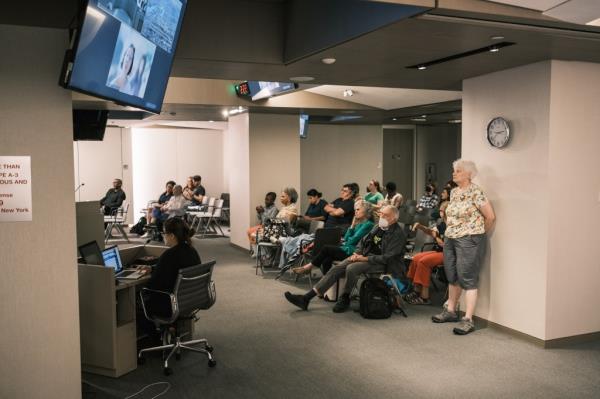 Supporters of the Brooklyn Botanic Garden at the NYC Department of City Planning</p>

<p>　　