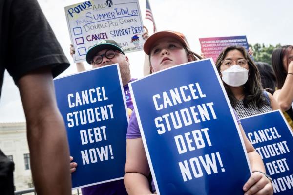Students protest the Supreme Court's ruling</p>

<p>　　