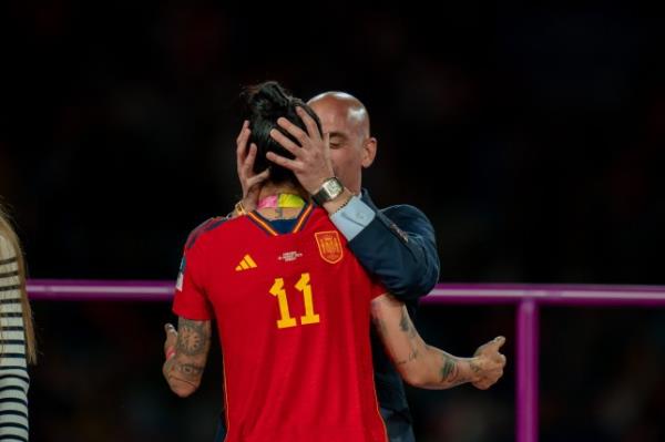 Jenni Hermoso is kissed by president of the RFEF Luis Rubiales