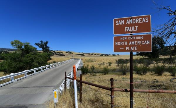 A bridge crosses over the San Andreas Fault from the Pacific to the North American tecto<em></em>nic plates 