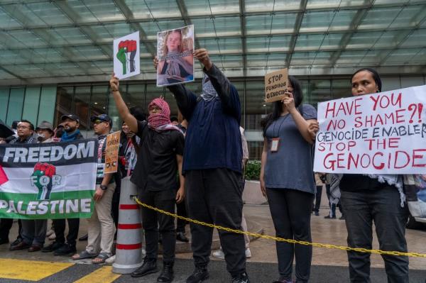 Demo<em></em>nstrators hold a picture of Rachel Corrie — an American activist killed by an Israeli armoured bulldozer in 2003 as well as signs calling for an end to the genocide in Gaza. — Picture by Shafwan Zaidon