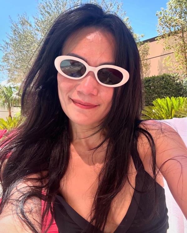 Top Chef star Shirley Chung wearing sunglasses and smiling, during her chemotherapy treatment for stage 4 to<em></em>ngue cancer
