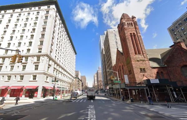 A 30-year-old victim was heading to his vehicle on Amsterdam Avenue near West 87th Street around 3 a.m.when a stranger approached and stabbed him, according to police.</p>

<p>　　