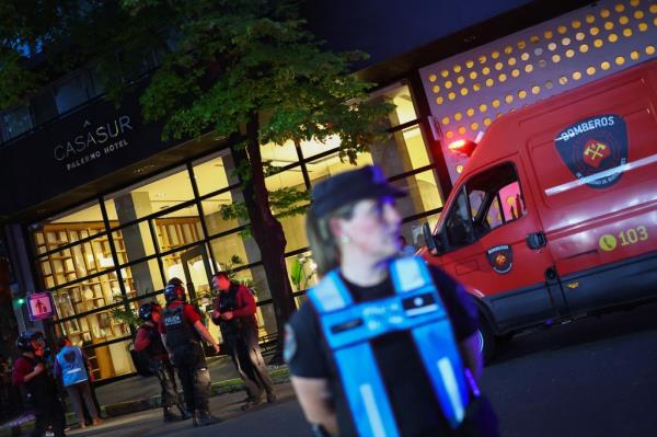 Police officers outside the hotel wher<em></em>e Liam Payne died