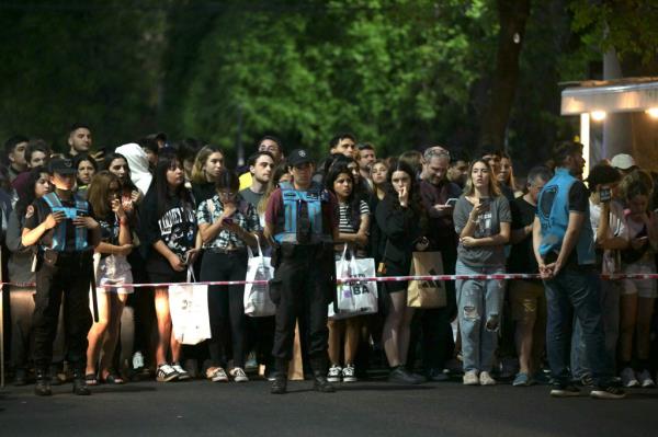 Fans outside the hotel wher<em></em>e Liam Payne died