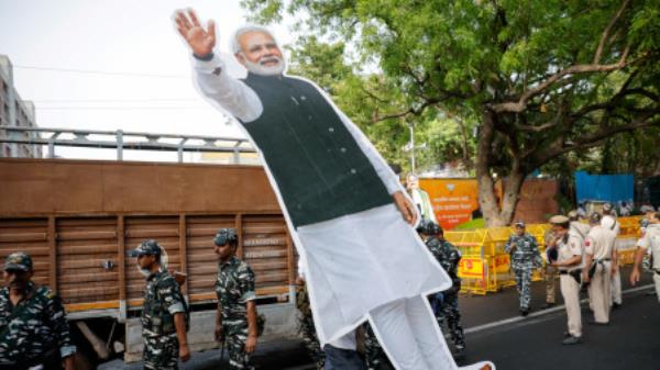 A person carries a cut-out of Indian Prime Minister Narendra Modi outside Bharatiya Janata Party (BJP) headquarters, on the day of the general election results, in New Delhi, India, June 4, 2024. REUTERS/Adnan Abidi</p>

<p>　　