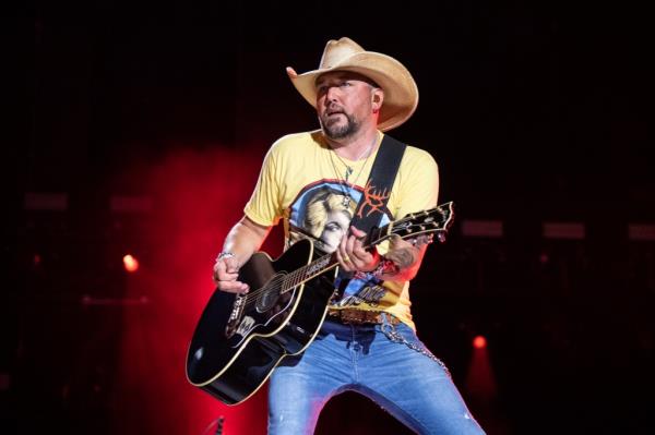 Jason Aldean on stage