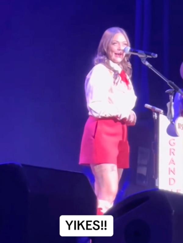 Elle King unexplainably postpo<em></em>nes her co<em></em>ncert after performing  Dolly Parton tribute 'f–king hammered'