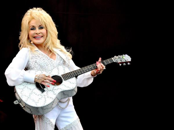 Elle King unexplainably postpo<em></em>nes her co<em></em>ncert after performing  Dolly Parton tribute 'f–king hammered'