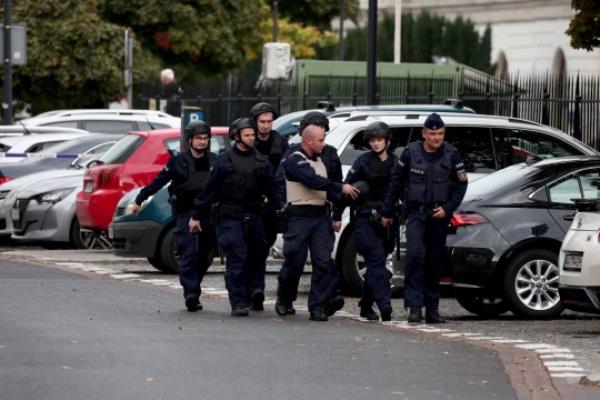 Police officers work near a suspected bomb threat site on Pilsudski Square, in Warsaw, Poland October 14, 2023. REUTERS/Kacper Pempel