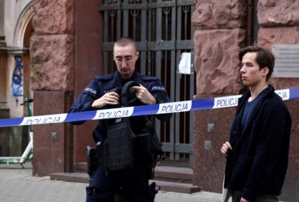 A police officer works near the suspected bomb threat site on Pilsudski Square, in Warsaw, Poland October 14, 2023. REUTERS/Kacper Pempel