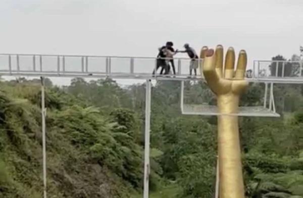 Uncleared grabs Tourist dies glass walkaway