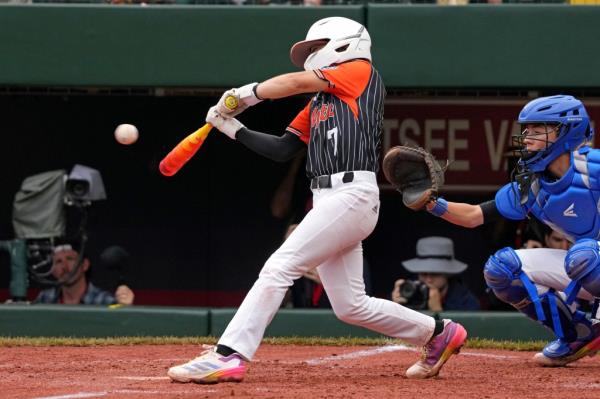 Staten Island, N.Y.'s Dean Scarangello singles off Hinsdale, Ill.'s Grant Wanless, driving in two runs during the fourth inning of a ba<em></em>seball game at the Little League World Series in South Williamsport, Pa.