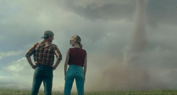 Glen Powell and Daisy Edgar-Jo<em></em>nes in a scene from