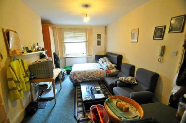Studio flat, Castlebar Road, Ealing, W5. Guide Price ?160,000
