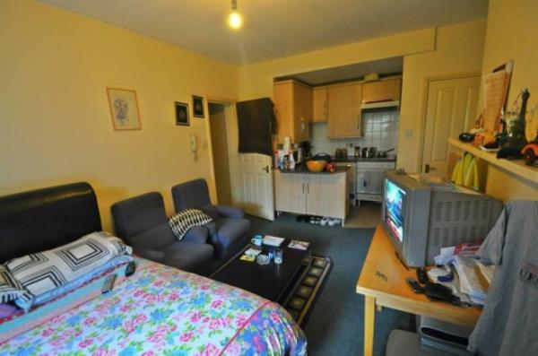 Studio flat, Castlebar Road, Ealing, W5. Guide Price ?160,000