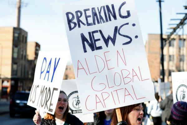 Chicago Tribune's unio<em></em>nized newsroom staff, production workers, and supporters walk the picket line 