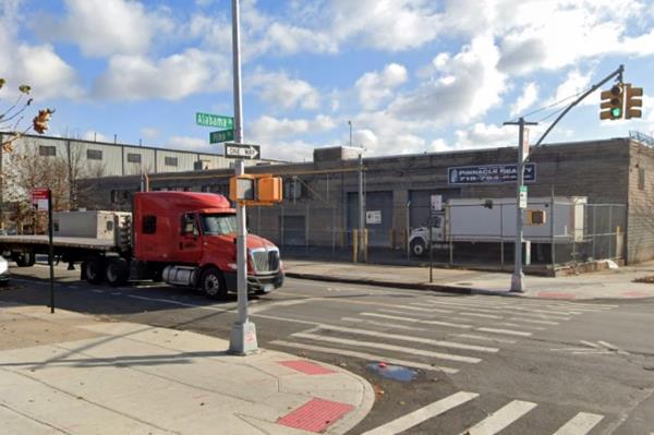 The unidentified driver was at the intersection of Pitkin Avenue and Alabama Avenue in East New York when he was attacked, according to police.</p>

<p>　　