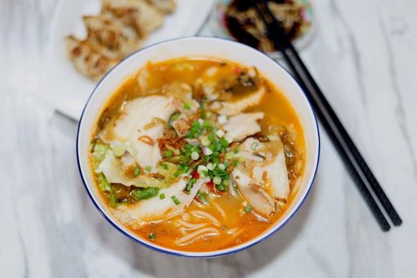 Wake up your tastebuds at Taman United's WenWen Noodle wher<em></em>e pickled mustard greens and chillies are in their bowls of noodles