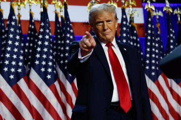 Do<em></em>nald Trump pointing at the camera 