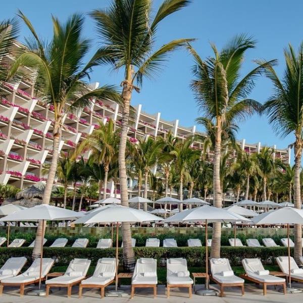 The restaurants and beaches were still fully serviced despite the very low vacancy.