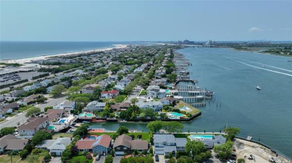 The quiet beach town of Atlantic Beach holds a population of a<em></em>bout 1,800. 