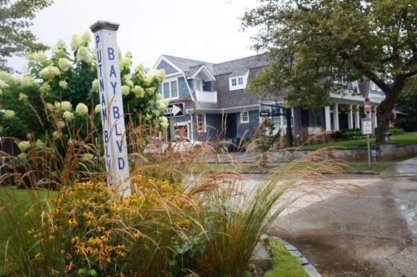 A house on the town's esteemed Bay Boulevard presents a shingle-style Hamptons aesthetic. 