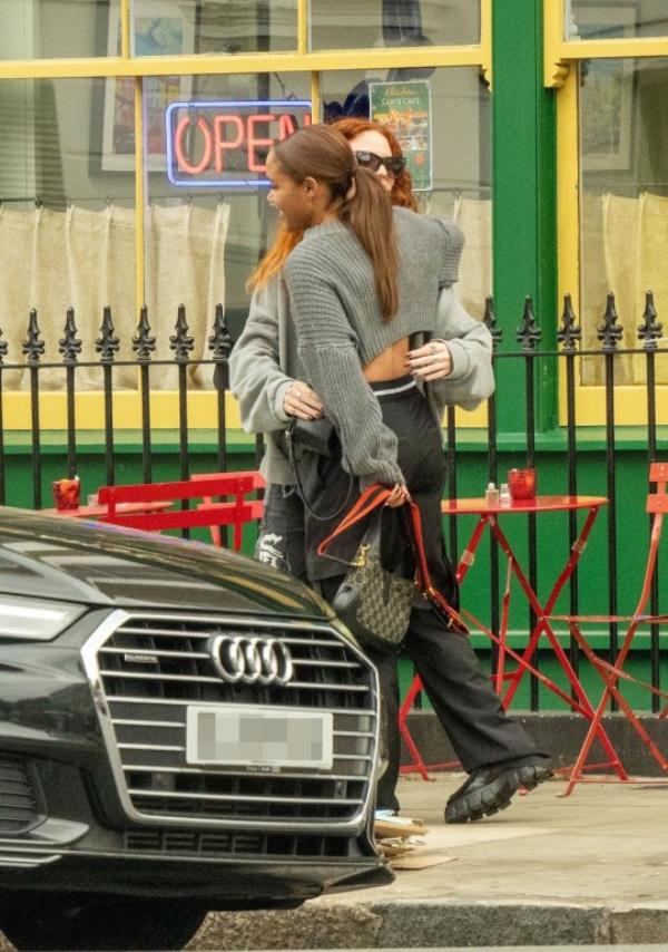 BGUK_2739651 - *PREMIUM-EXCLUSIVE* London, UNITED KINGDOM - MUST CALL FOR PRICING BEFORE USAGE - Best of Friends? Alex Scott and Jess Glynne give each other a big hug and then another big hug straight after before Jess gets into a chauffeured car, Inside the car, Alex leans into the car to say goodbye one more time. The pair looked relaxed as they were pictured leaving a cafe in North Lo<em></em>ndon before an emotio<em></em>nal goodbye between the Former Footballer Alex Scott and singer Jess Glynne. Pictured: Alex Scott and Jess Glynne BACKGRID UK 28 SEPTEMBER 2023 BYLINE MUST READ: TOPSTAR / BACKGRID UK: +44 208 344 2007 / uksales@backgrid.com USA: +1 310 798 9111 / usasales@backgrid.com *Pictures Co<em></em>ntaining Children Please Pixelate Face Prior To Publication*