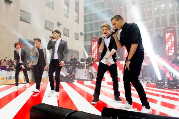 One Direction performs on 