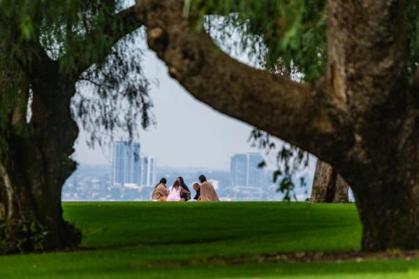 Prescribed burning over the weekend saw Perth covered in a blanket of smoke on Mo<em></em>nday morning. Pictured is the view from Kings Park.</p>

<p>　　Picture: Kelsey Reid