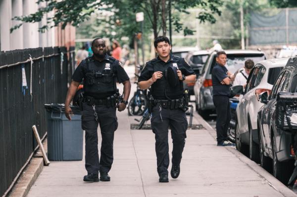 </p>

<p>　　NYPD patrol the area around a migrant shelter on Ryerson Street.