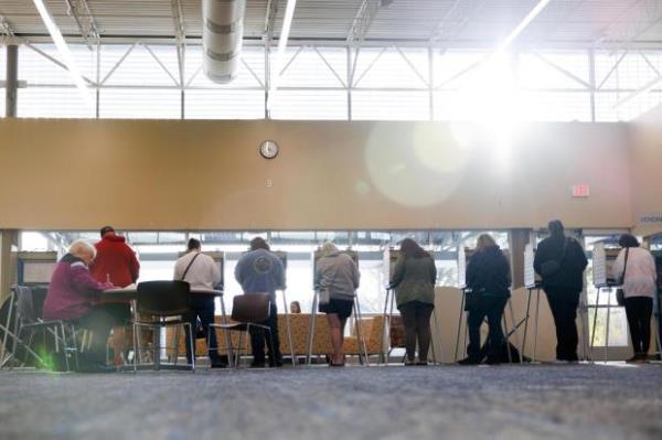 Voters fill out their ballots at the Metropolitan Community College Elkhorn Valley Campus