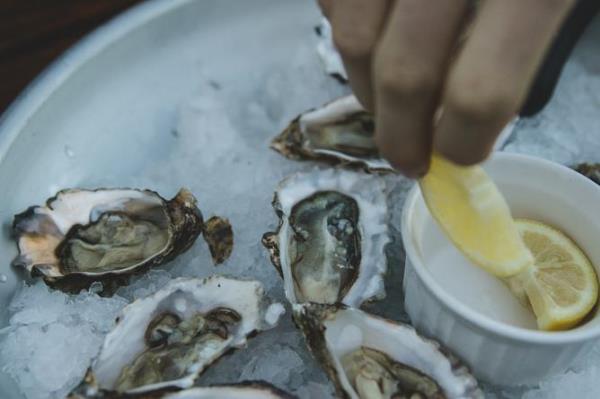 This includes oysters, mussels, clams, pipis, cockles and razor clams.</p>

<p>　　