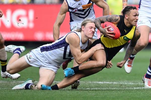 Shai Bolto<em></em>nis tackled by Hayden Young.