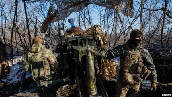 Servicemen of the 12th Special Forces Brigade Azov of the Natio<em></em>nal Guard of Ukraine prepare to fire from a howitzer LH-70 towards Russian troops at a position near a frontline, Ukraine, Nov. 22, 2023.