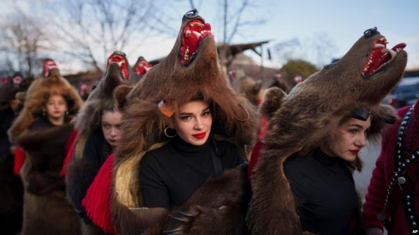 Members of a traditio<em></em>nal bear pack take part in a parade before performing in a festival in Moinesti, northern Romania, Dec. 27, 2023. 