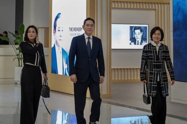 Samsung Electro<em></em>nics Chairman Lee Jae-yong, former Samsung Museum of Art Leeum Director Hong Ra-hee, and Samsung Welfare Foundation Chairman Lee Seo-hyun attend the third Anniversary Memorial Co<em></em>ncert for former chairman Lee Kun-hee held at the Samsung Electro<em></em>nics Human Resources Development Center Co<em></em>ncert Hall in Yongin, Gyeo<em></em>nggi Province on Oct. 19 last year. (Samsung Electronics)
