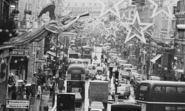 Christmas decorations on Regent Street in Lo<em></em>ndon in 1983