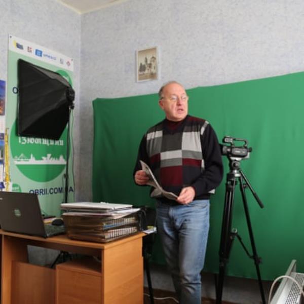 Kostiantyn Grygorenko, editor-in-chief of the local newspaper Izium Horizons, standing in an office