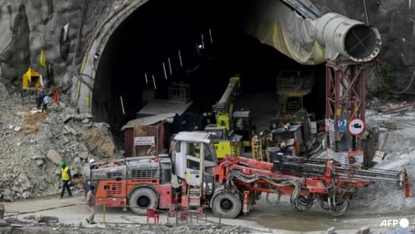 Indian rescuers just 5m from 41 trapped in tunnel