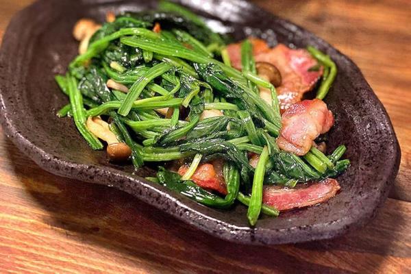 Savoury, buttery and full of umami! Try this sautéed spinach and bacon at home