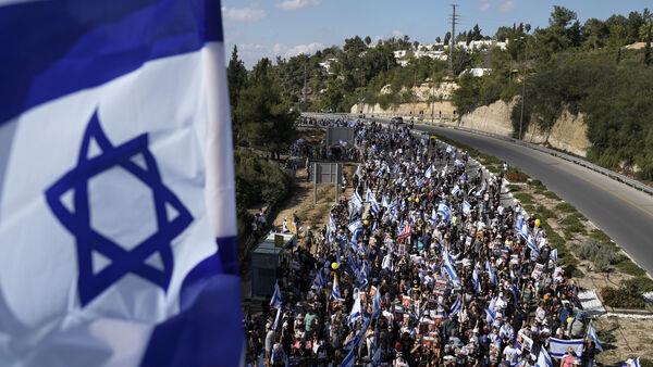 Thousands march on Jerusalem to press government to do more to free hostages