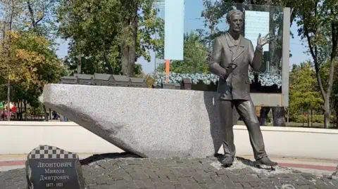 Suspilne Do<em></em>nbas A statue of a man in the centre of Pokrovsk 